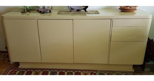 Dressoir van gelakt hout