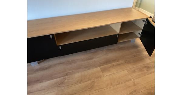 TV kast met veel bergruimte.