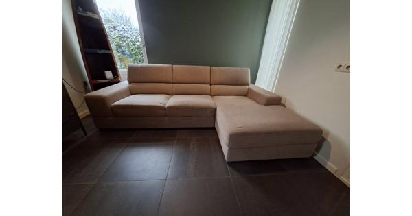 3-zits bank met longchair in zandkleur