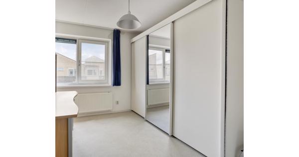 ruime, witte kledingkast met schuifdeuren