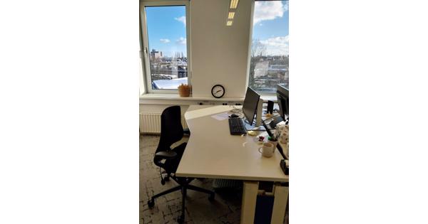 2 mooie kantoor bureaus