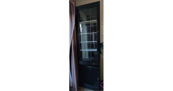 Hoge vitrinekast met glas-in-lood in hoogglans zwart