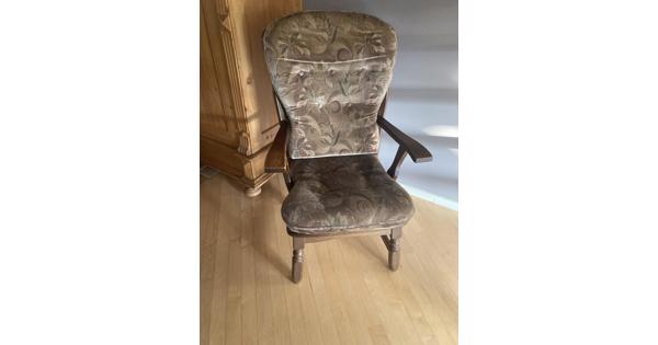 Hoge stoel, goede zit evt met taupe kleur doek erbij