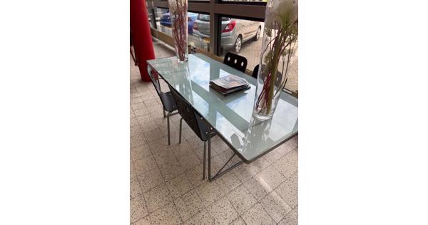 3x tafel met glazen plaat met 4 stoelen per tafel