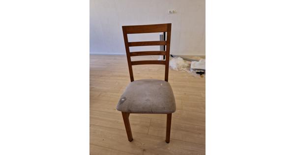 2 op te knappen eetstoelen
