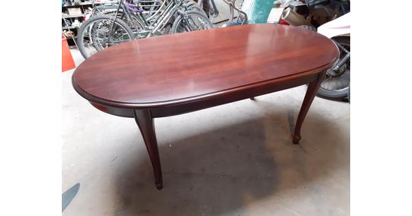 Mooie ovale houten salontafel met sierpoten