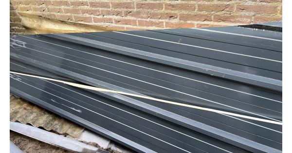 Oud ijzer: wasmachine, sandwich panelen, ijzer en loodflap