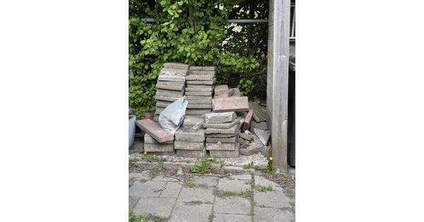 Gratis af te halen: 80 stoeptegels