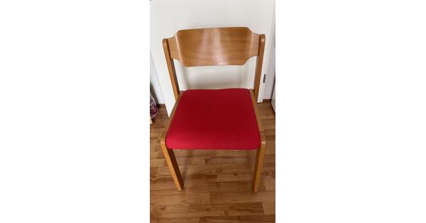 1 eetkamerstoel die overbodig is geworden.