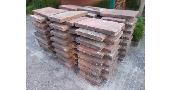 Terrastegels rood 60x40 en tegels zwart 20x20