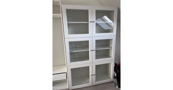 Witte Ikea kasten (2 stuks) met glazen deuren