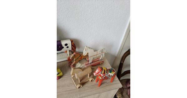 verzameling oude speelgoed paardjes