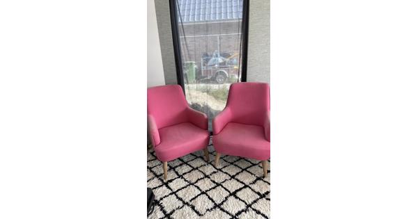 2 roze fauteuils verkleurd  