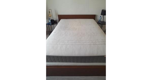 Bed (Inclusief bedframe, lattenbodem en 2x matras) 140x200