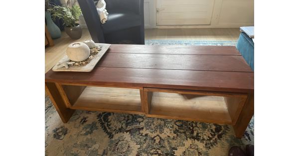 Salontafel eiken met verrijdbare kastjes eronder