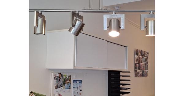 Witte hangkastjes met schuifdeurtjes