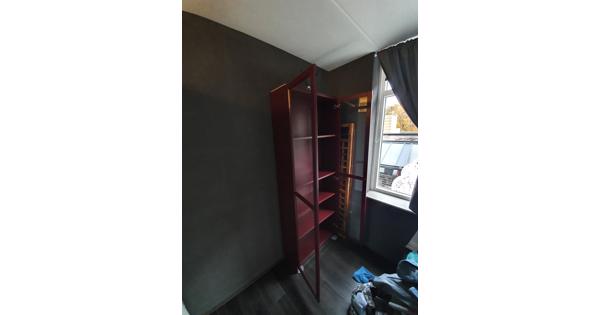 Bordeaux rode vitrinekast Billy.