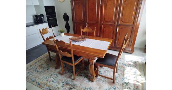 Houten tafel uittrekbaar - Mechelse stijl en 6 bijhorende stoelen met leder bekleed