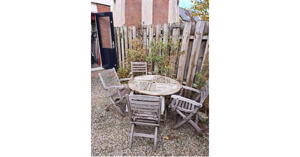 Tuinset van 6 houten stoelen.