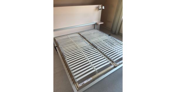 2 elektrisch verstelbare lattenbodems en 2 matrassen