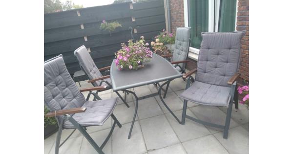Tuinset bestaat uit 4 stoelen met kussens en één tuintafel 