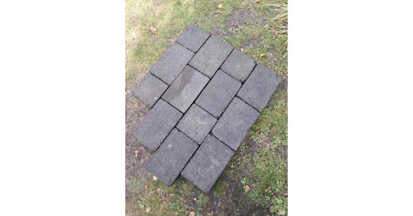 13,5 vierkante meter grijze betonklinker bestaande uit: 22x15x6 cm en 15x15x6 cm