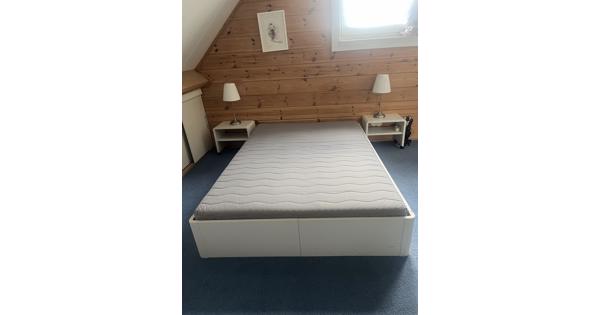 Prima wit houten bed 140 X 200 cm met 2 nachtkastjes.