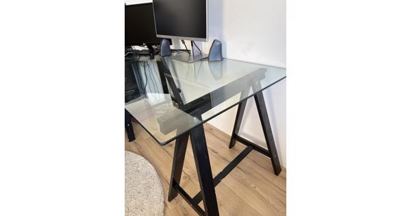 Glazen bureau met zwarte poten