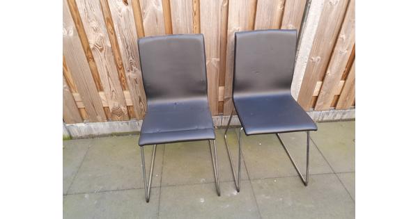 2 zwarte stoelen 