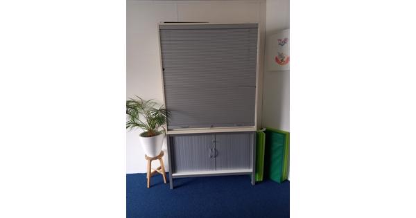 Zilverkleurige kantoorkast met roldeuren