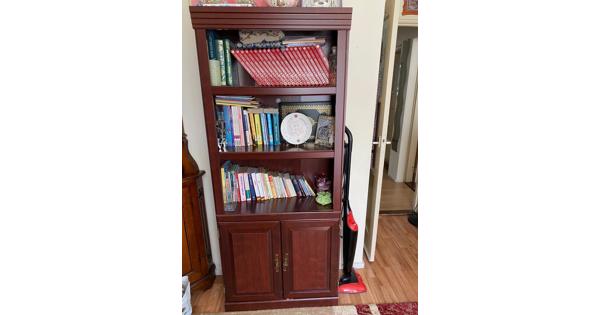 Eetkamer tafel, salontafel, wandkast, tv kast, dressoir gratis af te halen 