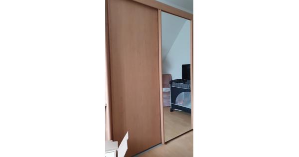 Moderne hang- legkast slaapkamer, beukenhout kleur met spiegeldeur