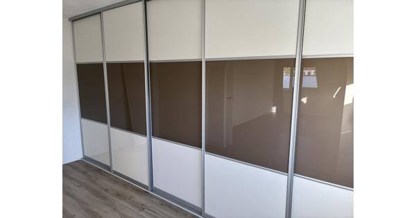Kledingkast met schuifdeuren