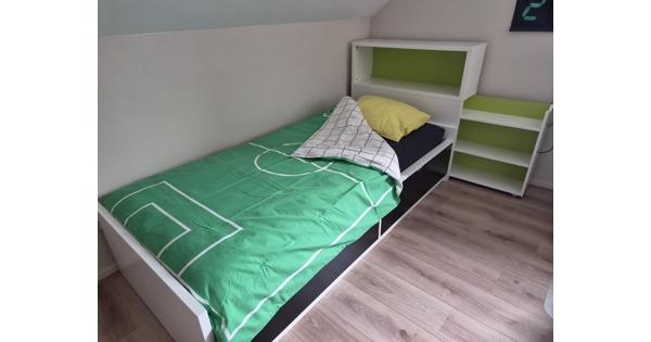 Bed met hoofdeinde en opberger