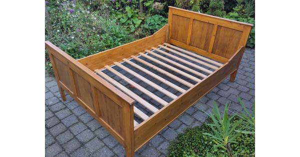 Antiek handgemaakt bed