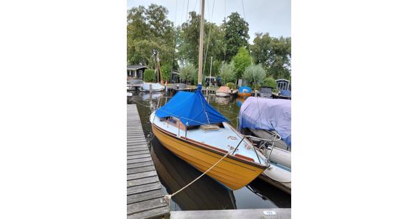 Zeilboot die wat onderhoud nodig heeft