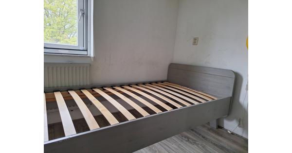 Grijs houten ledikant