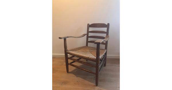 Comfortabele antieke vintage houten relax stoel rieten zitting