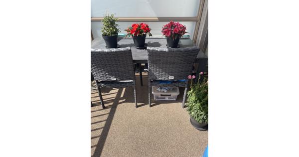 Buitentafel + 2 stoelen
