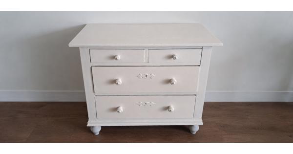 witte houten kast