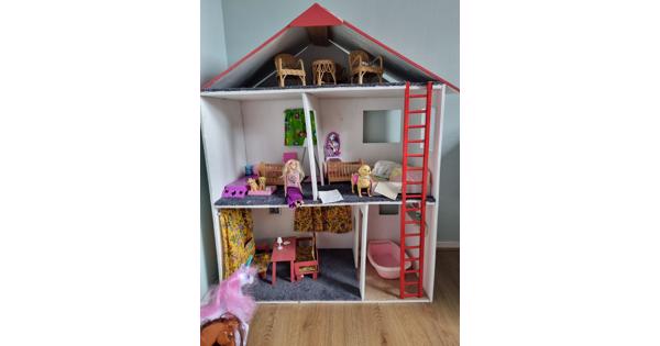 Groot barbiehuis met heel veel accessoires 