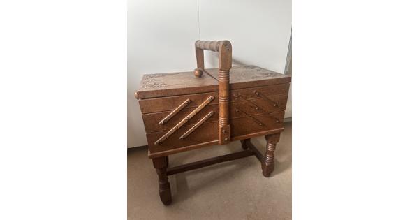 Houten antieke naaibox