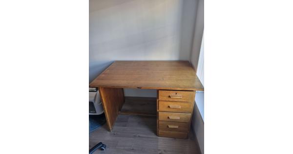 Houten bureau met lades 110 bij 75 cm