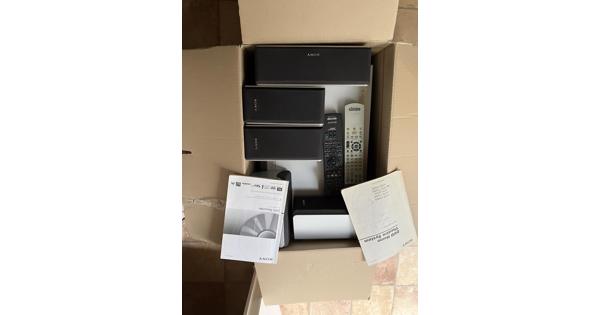 DVD home theater system met boxen