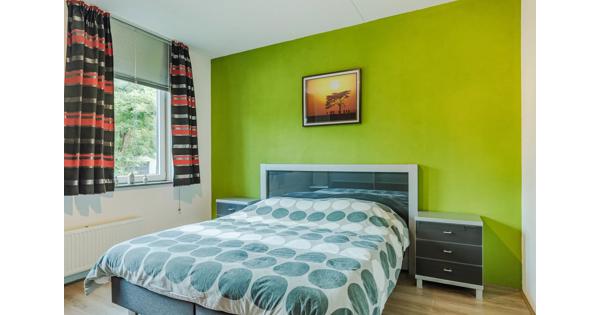 Tweepersoonsbed met matrassen en nachtkastjes