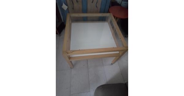 SALONTAFEL IKEA MET GLAZEN BLAD VIERKANT inclusief wielen