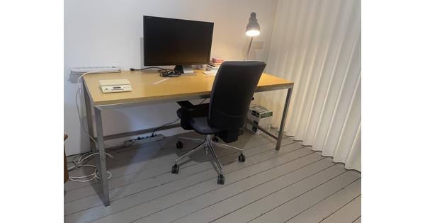 Twee identieke bureautafels hout/metaal