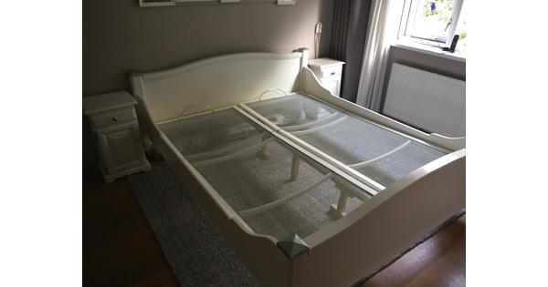 houten bedframe 2 nachtkasjes en 2 bedspiralen