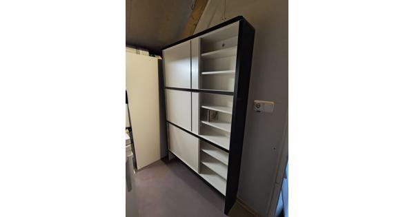 Opbergkast voor CD, DVD en/of VHS.
