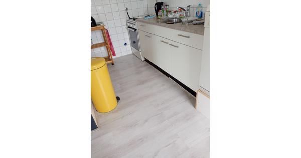 Aangeboden een mooie, lichtgrijze laminaatvloer met ondervloer 65 m2